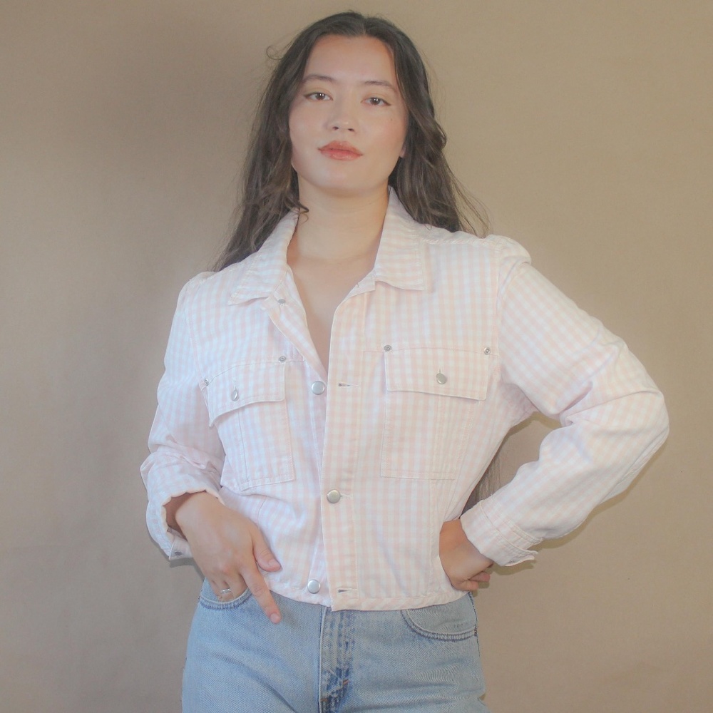 (61) vtg 90s white and pink checkered cropped denim jacket